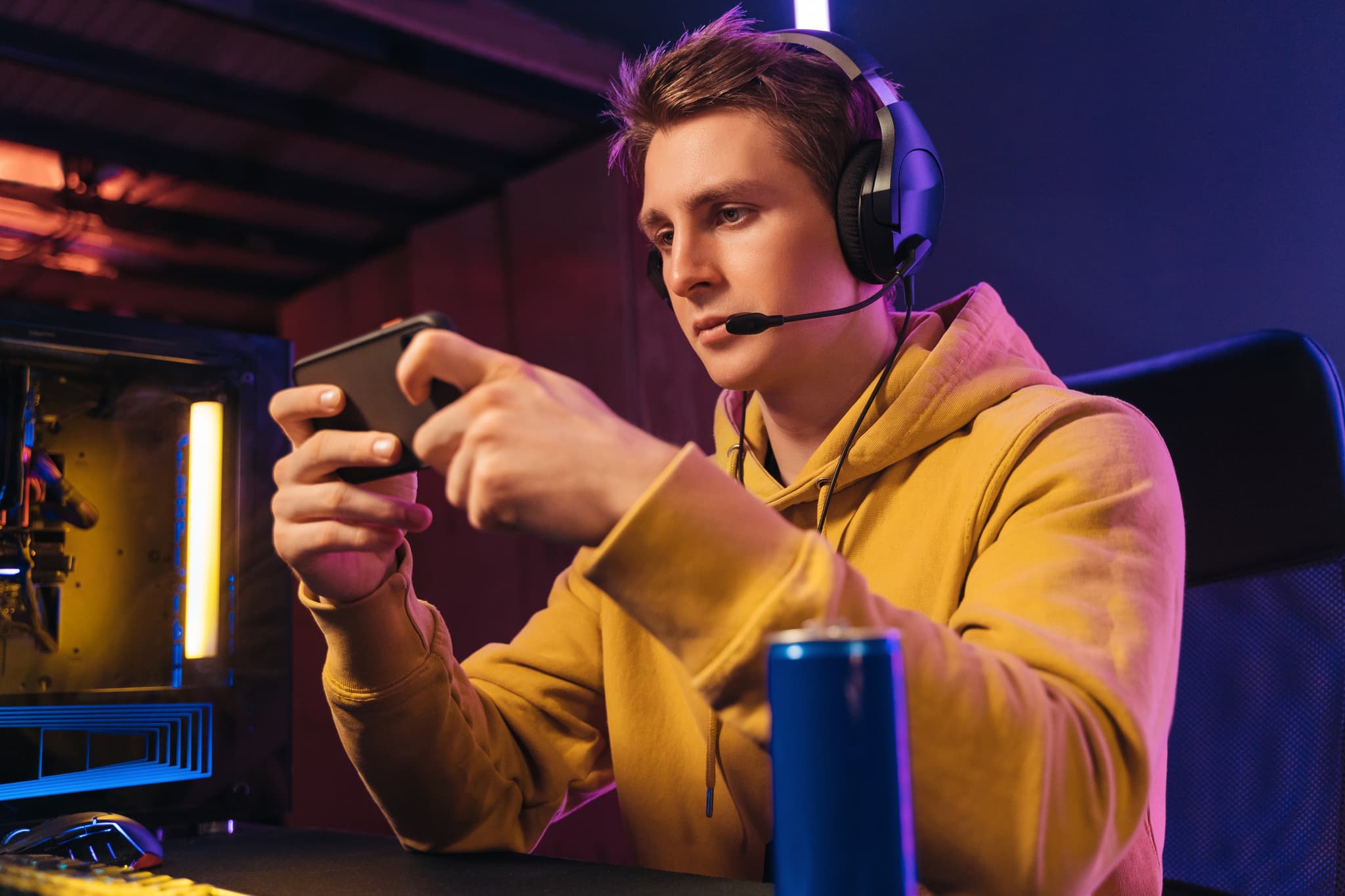 young-pro-gamer-playing-in-online-mobile-video-gam-2025-01-07-18-23-40-utc.jpg