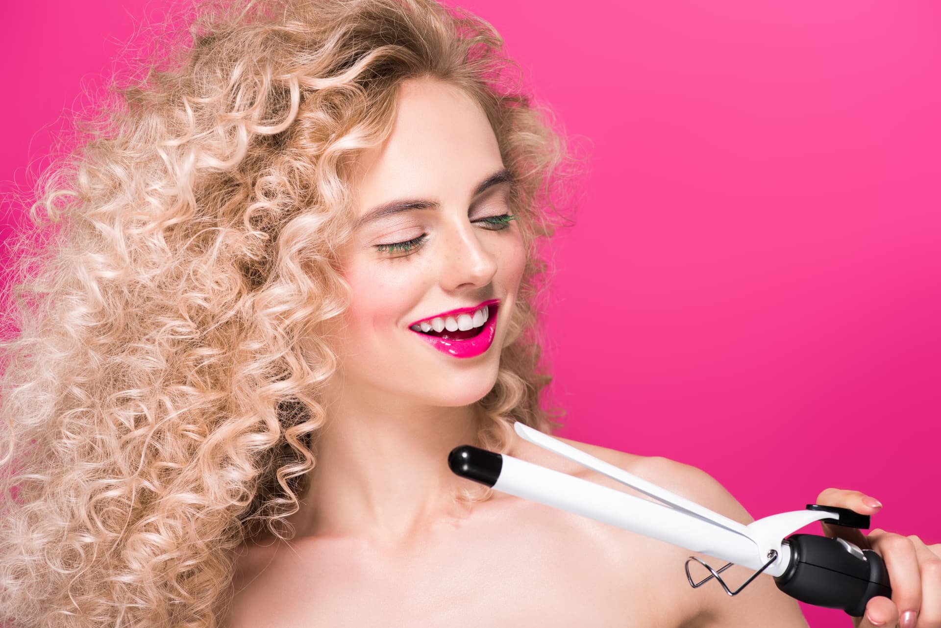 beautiful-smiling-naked-woman-holding-hair-curler-2026-01-06-00-08-20-utc.jpg