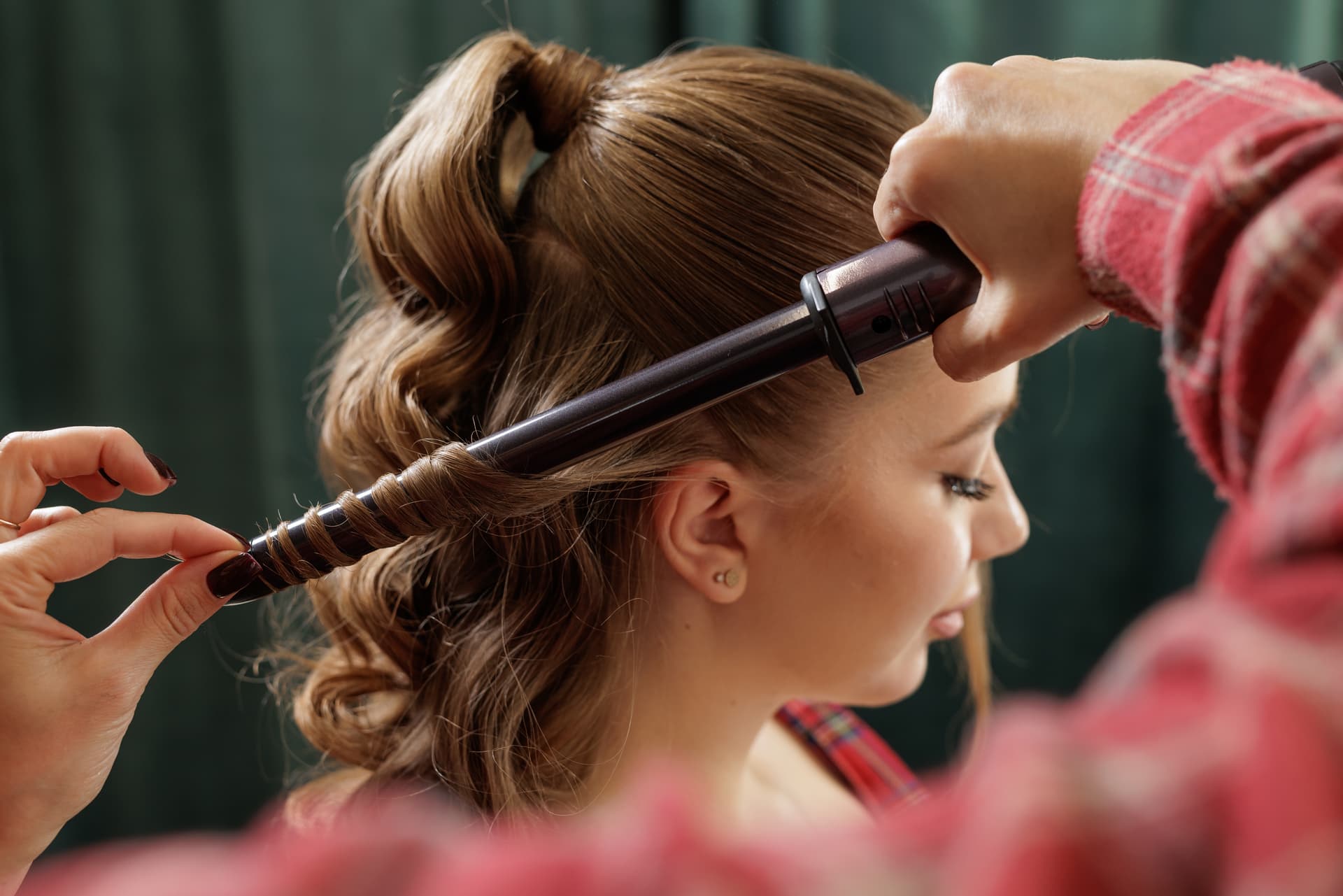 stylist-curling-hair-with-wand-in-salon-closeup-o-2026-01-09-12-41-28-utc.jpg