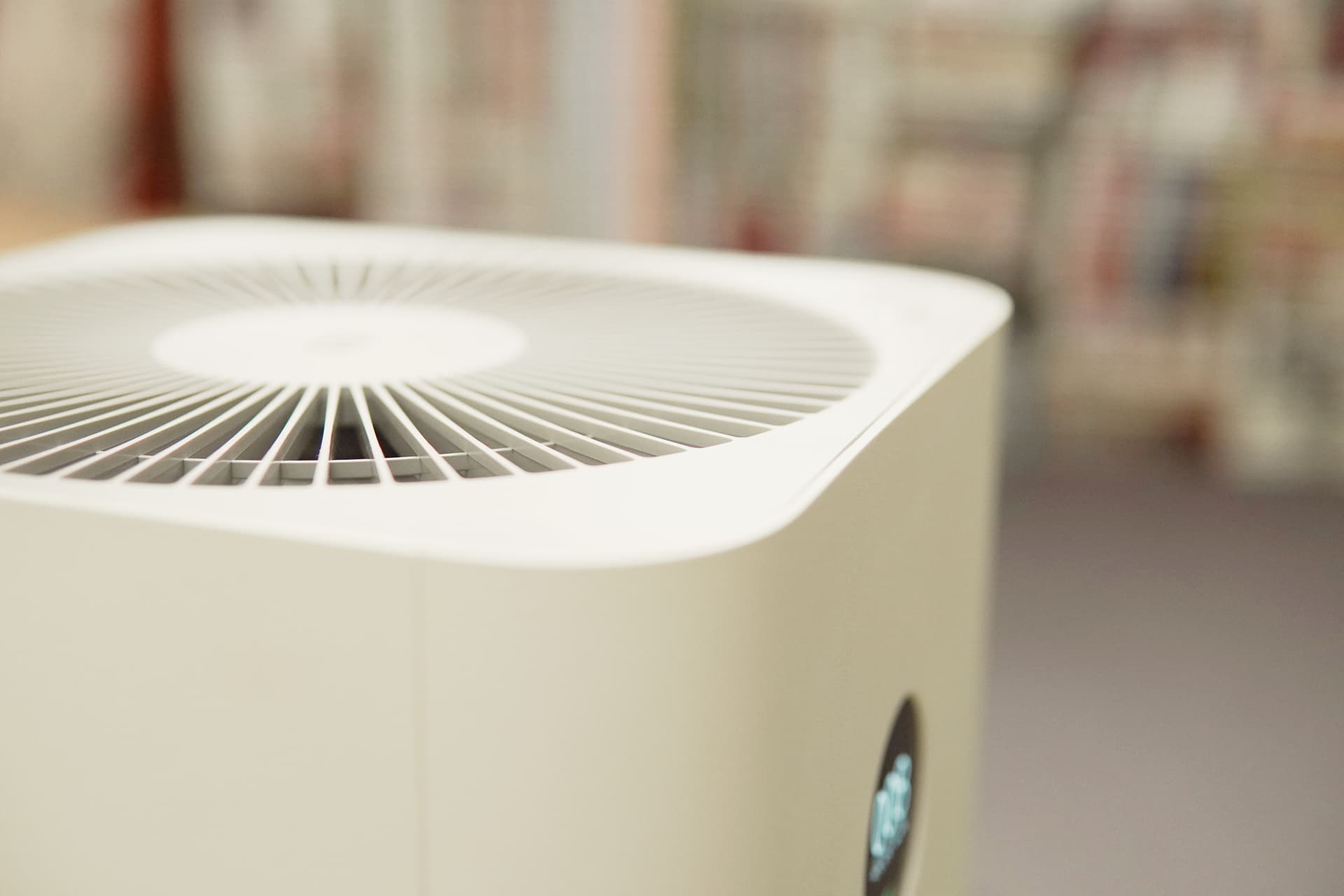 white-air-purifier-close-up-in-home-setting-2026-03-09-23-53-59-utc.jpg