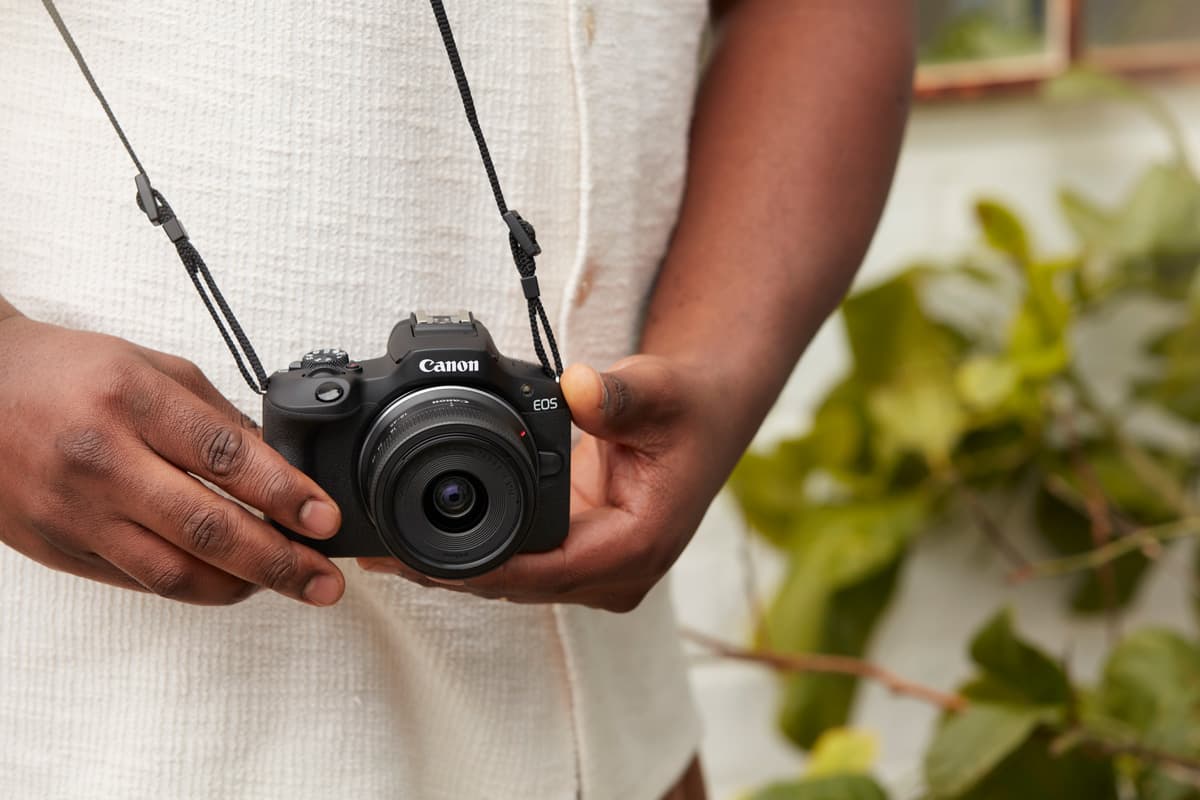 Canon EOS R100 ili dobar telefon: šta je bolje za početnika?